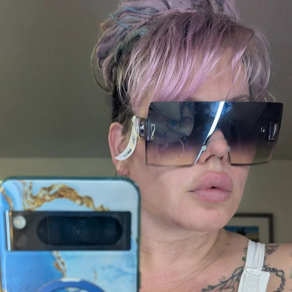 Chic Black Oversized Sunglasses - Picture 10 of 10